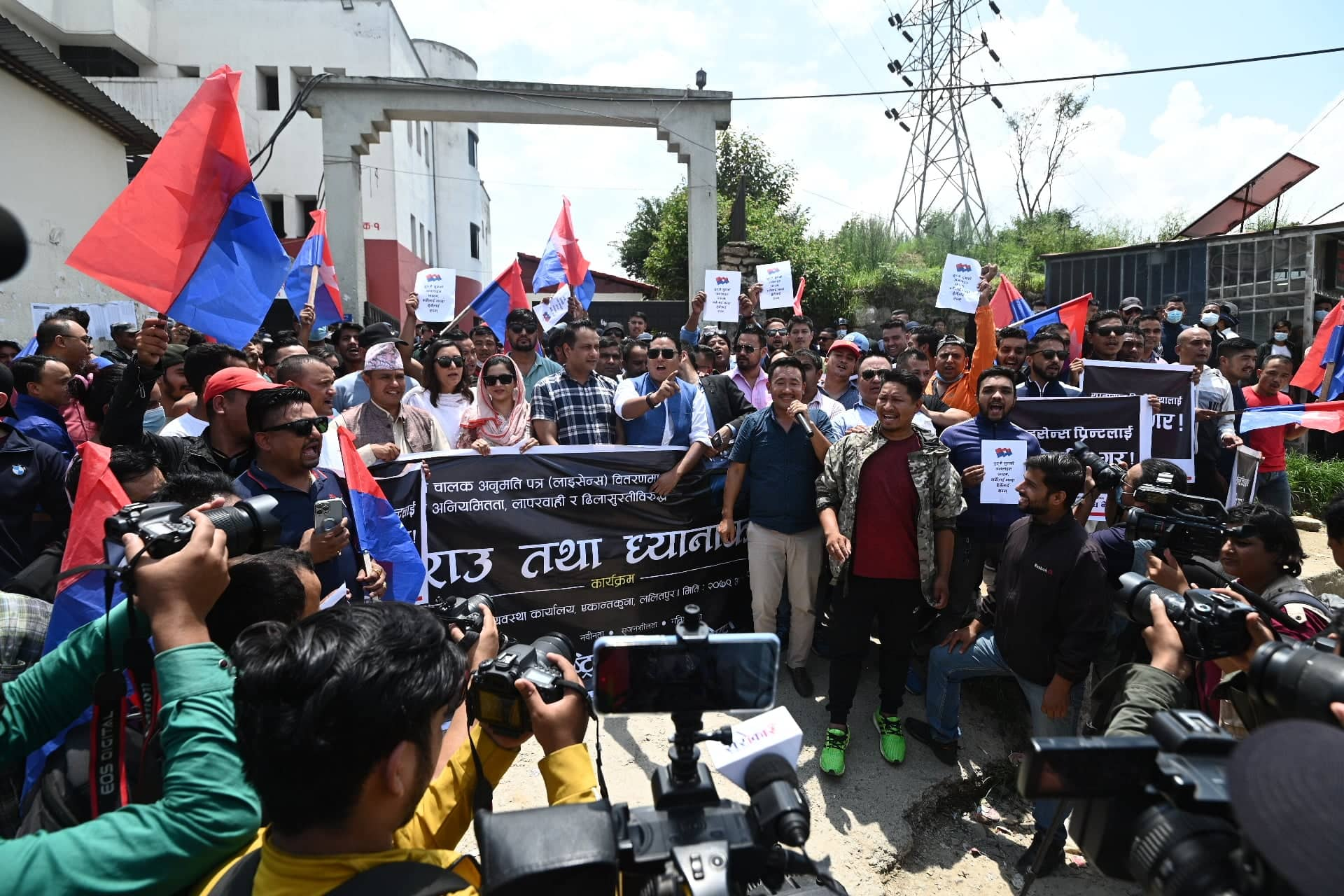 अनियमितताविरुद्ध युवा संघले घेर्‍याे यातायात कार्यालय